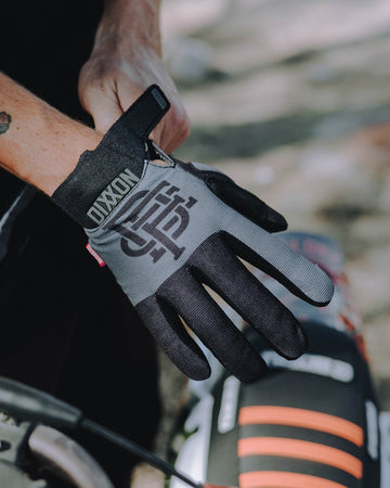 b*d様 ryaw MONS GLOVES (DARK SILVER) braap-moto-gloves-badge-black-